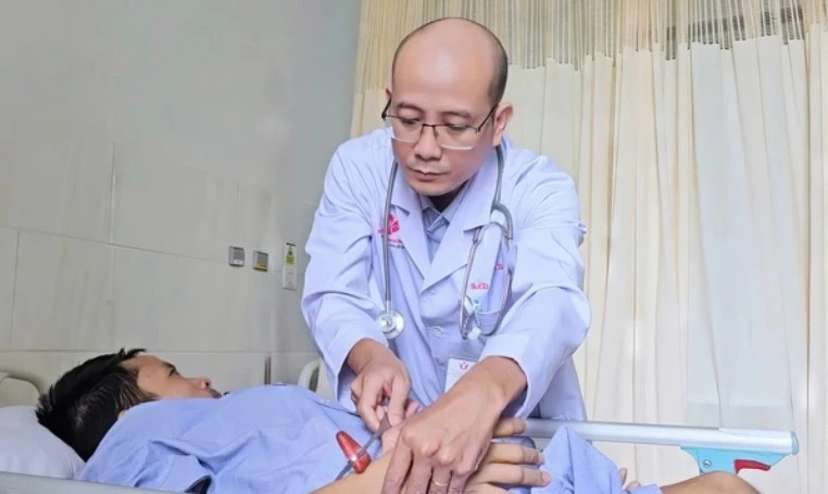 Cứu người đàn ông gù vẹo cột sống 30 năm, liệt tứ chi rò động tĩnh mạch hiếm