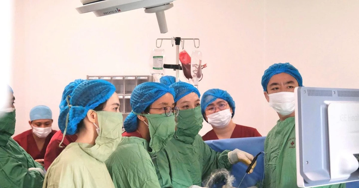 Cứu thai nhi thiếu máu do chung bánh rau với một thai không tim