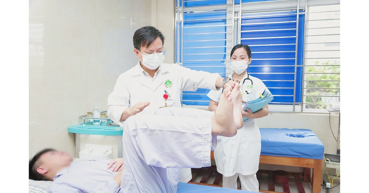 Đang khỏe mạnh trẻ 14 tuổi đột ngột mất khả năng đi do viêm đa rễ thần kinh