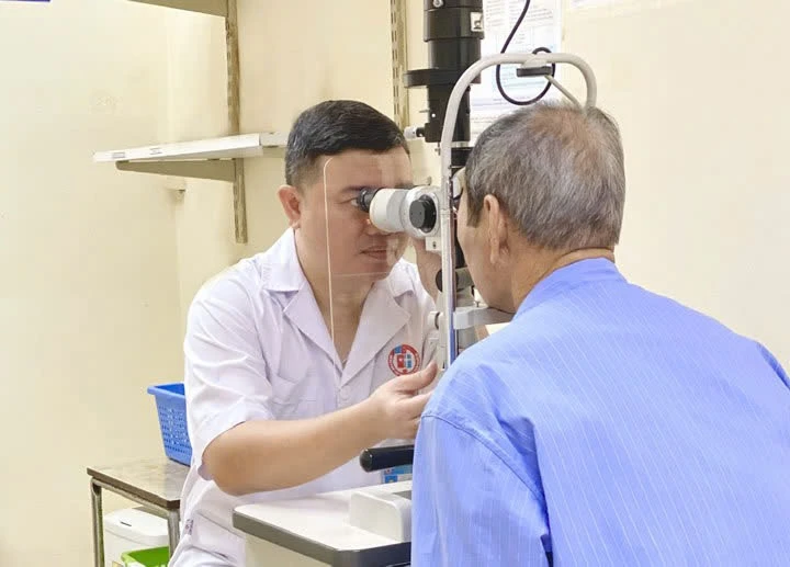 Phù biểu mô giác mạc, thậm chí mù lòa vì tự pha nước muối nhỏ mắt