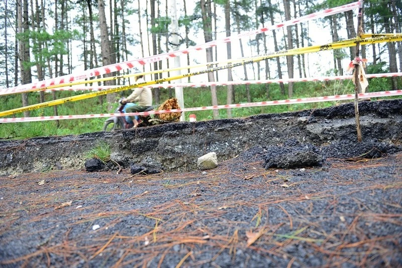 Đèo D’ran sạt lở nặng do mưa kéo dài, giao thông bị đình trệ