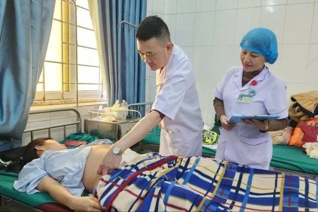 Cấp cứu thành công sản phụ bị sa dây rau hiếm gặp