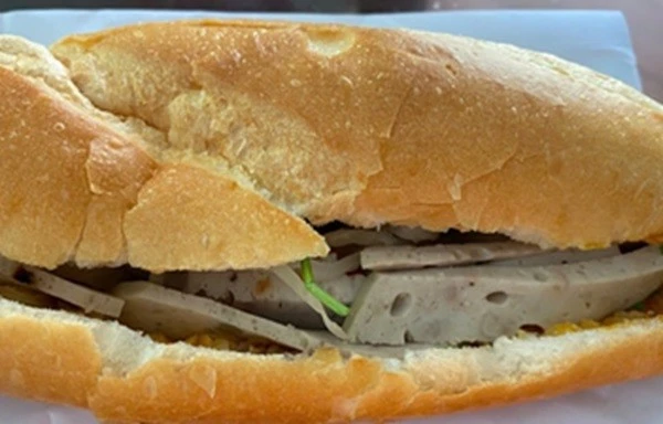 Sau ăn bánh mì, 15 người ở Quảng Ngãi nhập viện cấp cứu