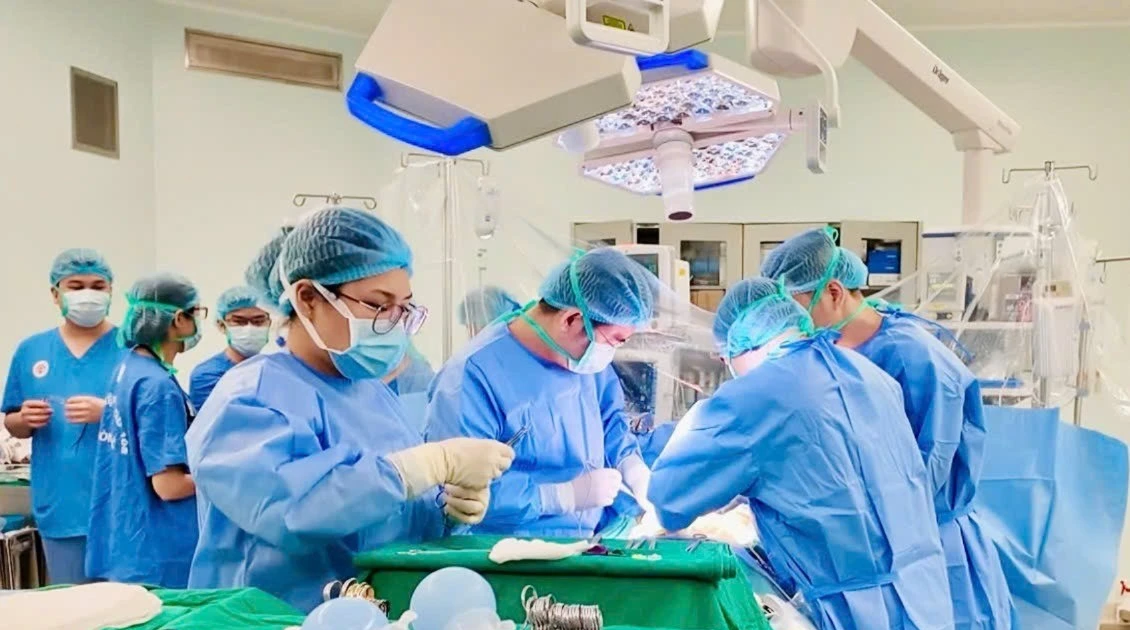 Bác sĩ chỉ rõ việc dùng thuốc ở người hiến gan, nhận gan