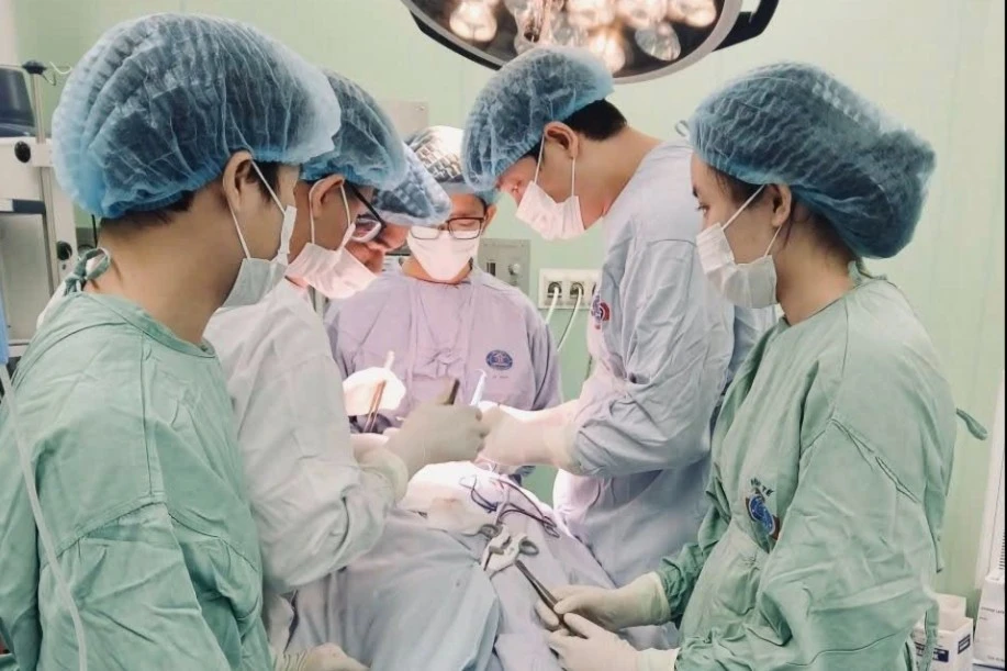 Bướu giáp thòng kích thước lớn chèn ép khí quản người phụ nữ 75 tuổi