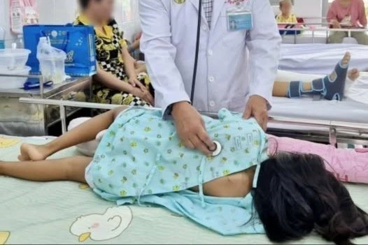 Tai nạn đơn giản khi trượt patin, khiến bé gái 11 tuổi suýt bị liệt vĩnh viễn