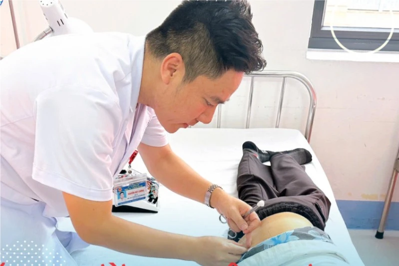 Những thầy thuốc vượt sóng mang hơi ấm y học cổ truyền tới đảo Quan Lạn