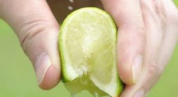 Cảnh báo nguy hiểm khi vắt chanh vào miệng người ngưng tim