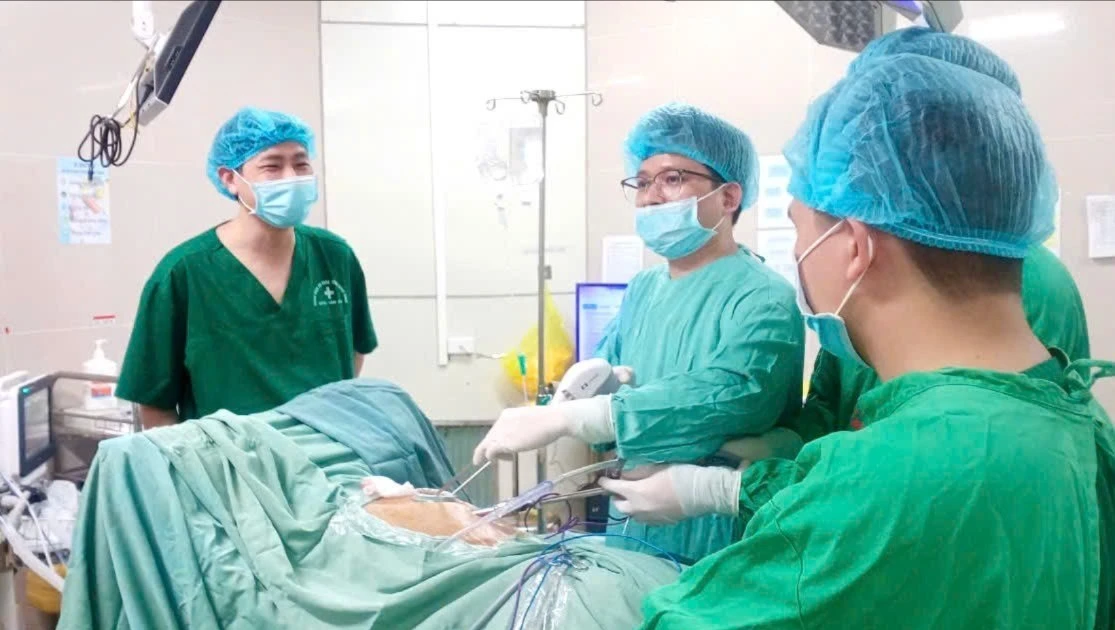 Đau tức ngực thoáng qua không ngờ kén khí phổi nguy kịch