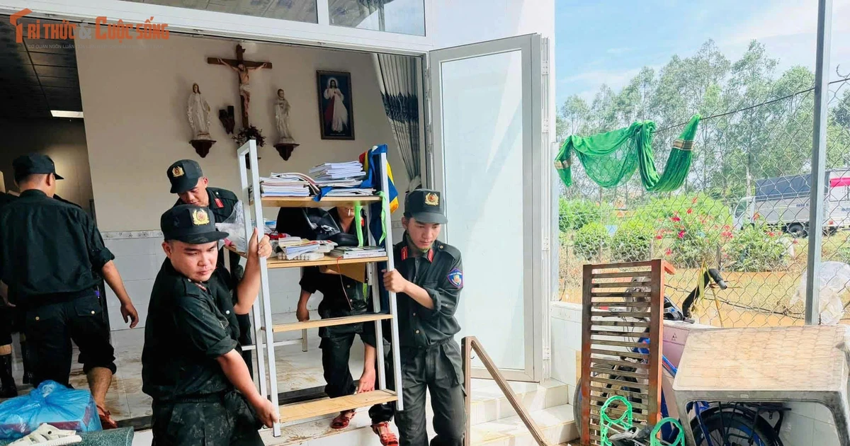 Cảnh sát cơ động giúp người dân Lâm Đồng dọn dẹp sau lũ