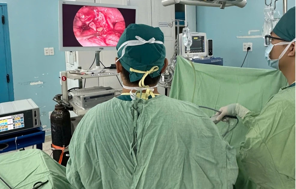 Nội soi cứu bé trai 3 tuổi khỏi ổ áp xe bụng khổng lồ do vỡ ruột thừa