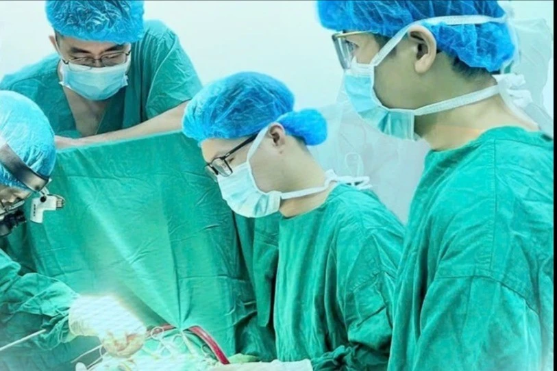 Ca mổ thắt động mạch lớn cứu bé sơ sinh bị tim bẩm sinh nặng