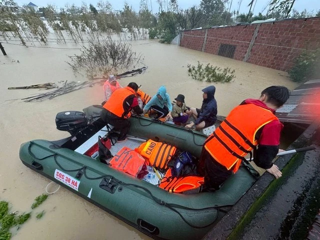 Mưa lũ miền Trung gây thiệt hại nặng, 50 người chết và mất tích