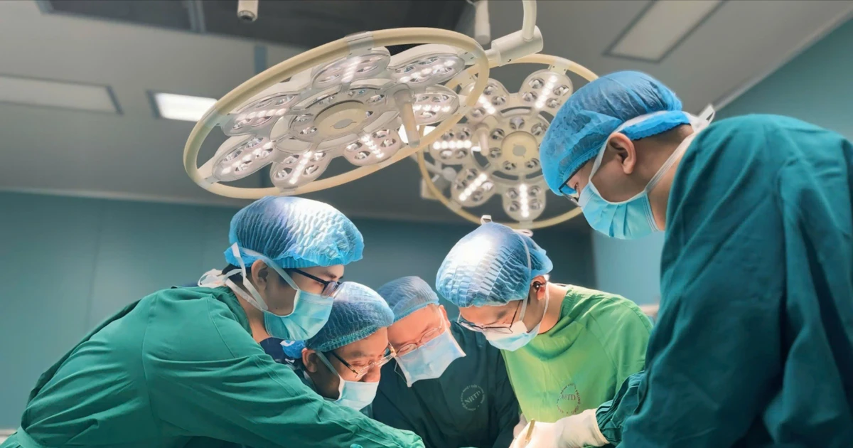 Vi phẫu chuyển thần kinh chữa liệt cánh tay cho 2 chàng trai trẻ