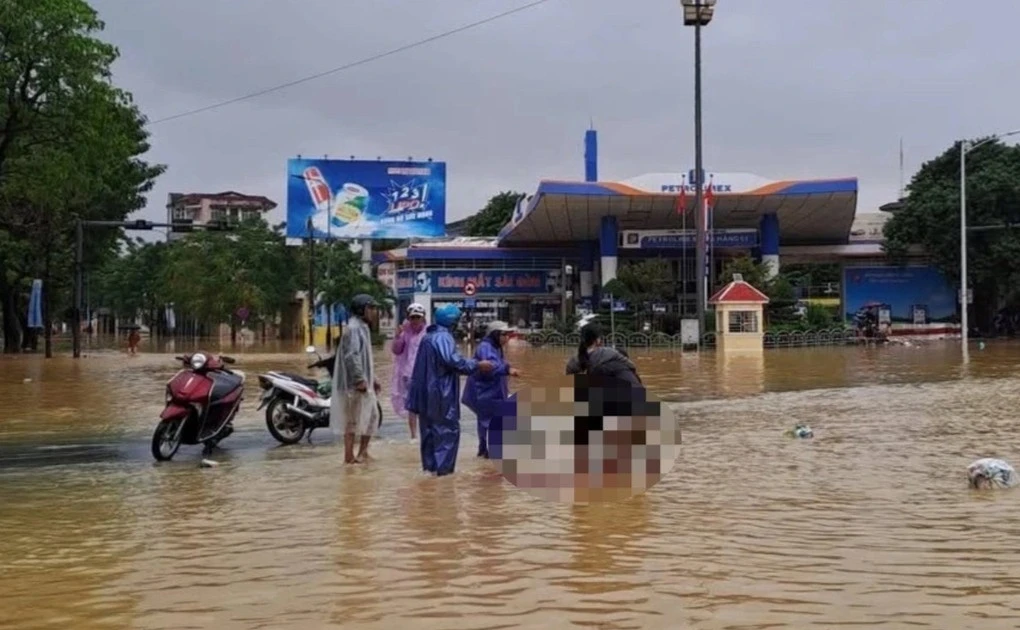 Sản phụ sinh con trong dòng nước lũ tại TP Huế được cứu kịp thời