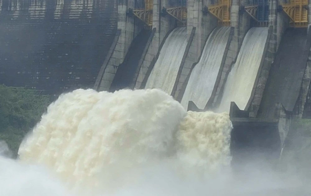 Mưa to gây ngập lụt tại Huế, các hồ thủy điện tăng cường xả lũ