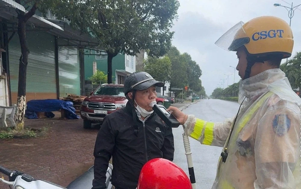 Xử lý 931 trường hợp vi phạm nồng độ cồn trưa 16/11