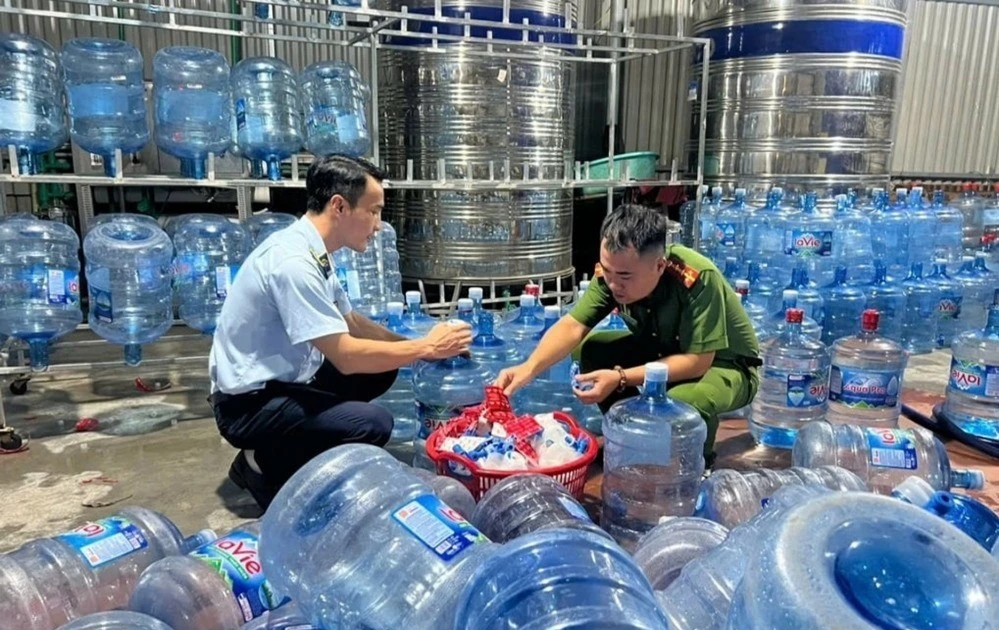 Hàng trăm bình nước Lavie giả bị bắt giữ, chuyên gia cảnh báo nguy hiểm