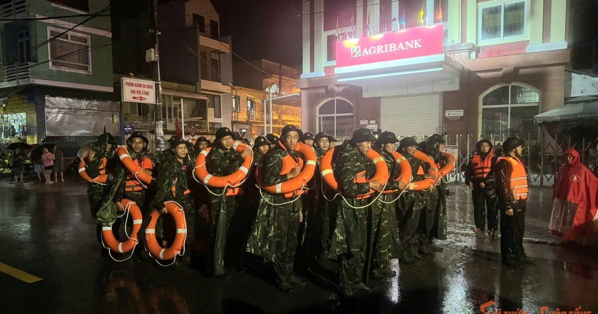 Bộ đội hỗ trợ dân khắc phục hậu quả mưa lũ ở Lâm Đồng