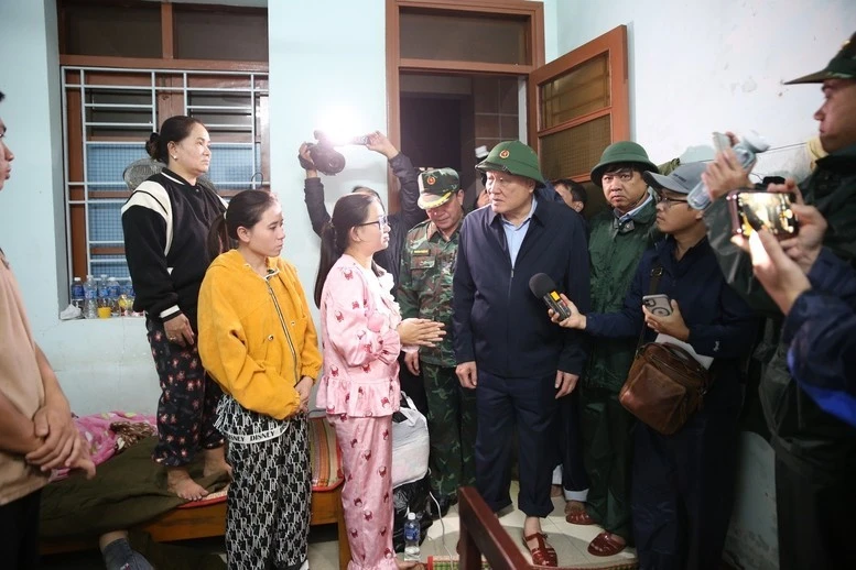 Phó Thủ tướng Nguyễn Hòa Bình động viên người dân vùng rốn lũ Đắk Lắk