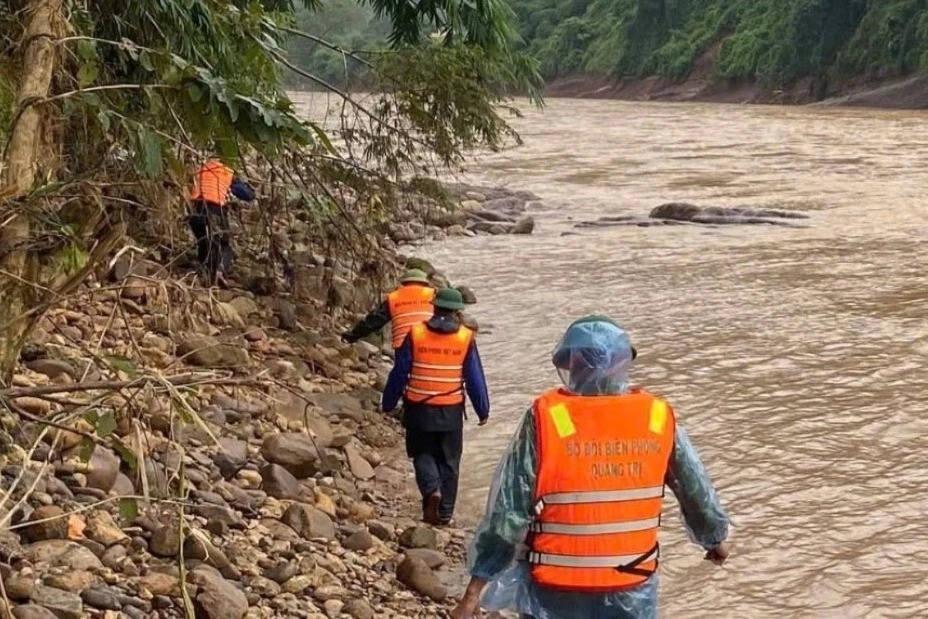 Tìm thấy thi thể tài xế xe đầu kéo mất tích do lũ cuốn trôi