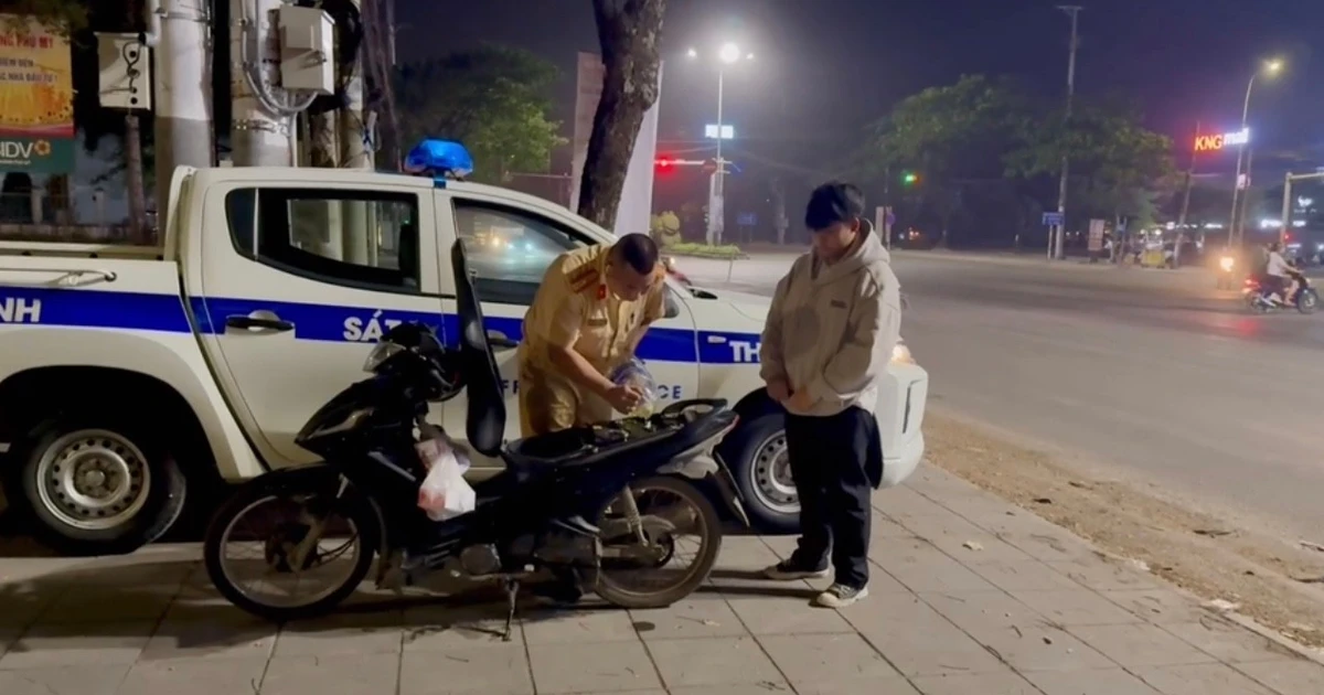 CSGT Nam Sài Gòn mua xăng giúp nam công nhân giữa đêm