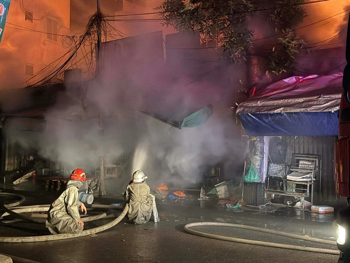 Chợ Xanh ở Hà Nội cháy ngùn ngụt khiến nhiều hộ dân sơ tán