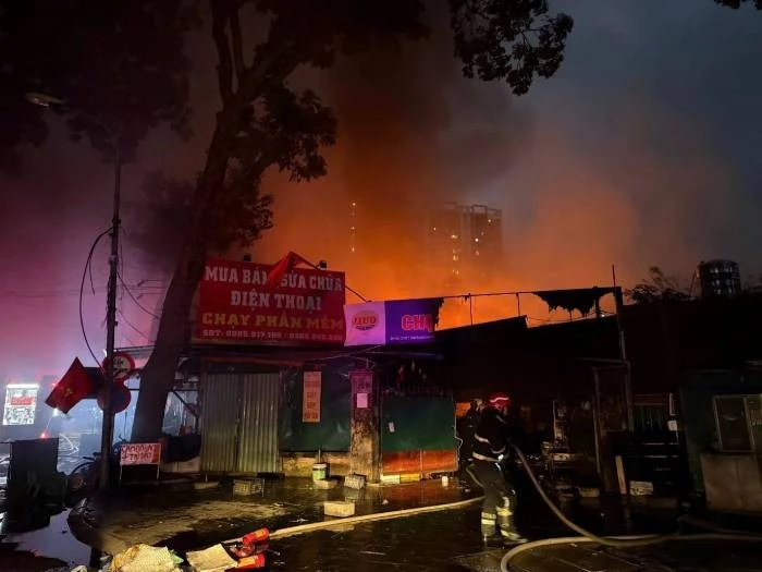 Hiện trường vụ cháy lớn tại chợ Xanh Hà Nội