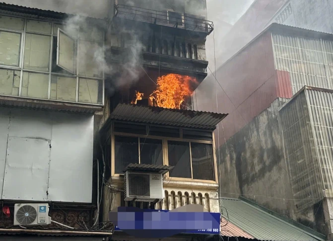 Cháy trên phố Hàng Mã, khói kèm mùi khét bốc ra từ tầng 3