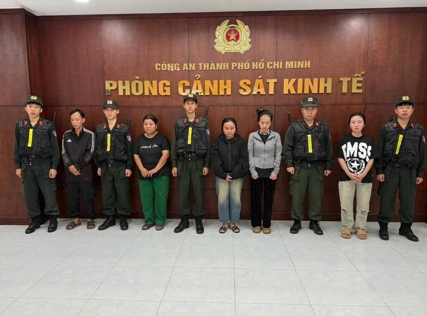 Khởi tố nhóm đối tượng sản xuất dầu gió giả sử dụng hóa chất trôi nổi