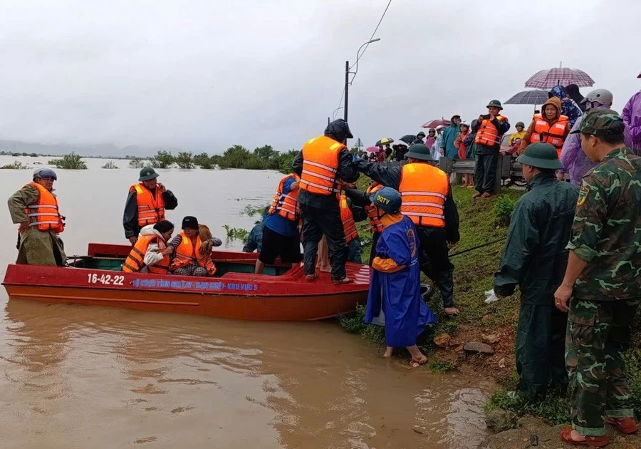 Quân khu 5 họp khẩn trong đêm ứng phó mưa lũ tại Nam Trung bộ