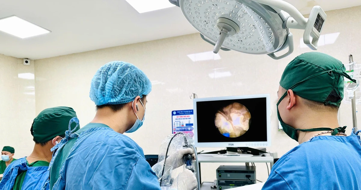 Nhiễm khuẩn tiết niệu tái đi tái lại vì sỏi san hô chiếm toàn bộ đài bể thận