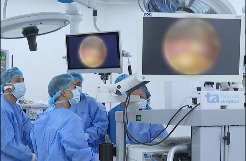 Ăn cơm với trám khi cô lập trong lũ lụt, cụ bà 95 tuổi bị tắc ruột