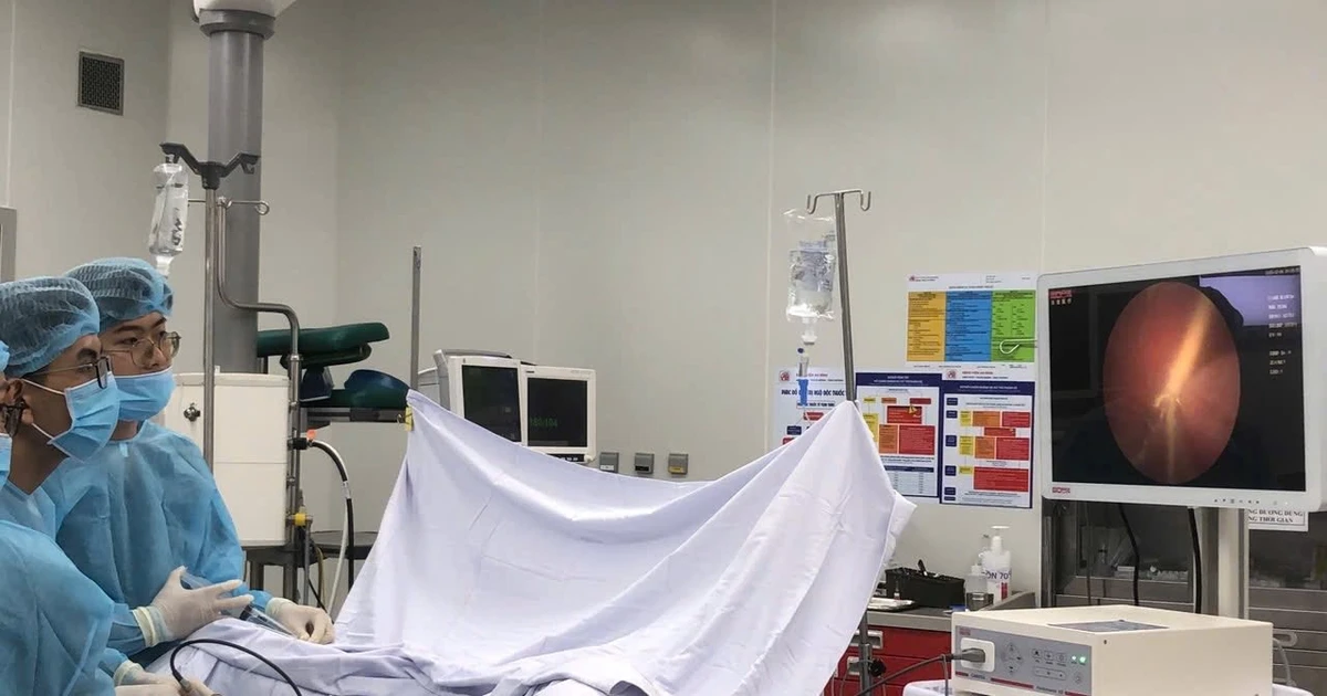 Nam sinh 16 tuổi tò mò đưa dây sạc điện thoại vào niệu đạo