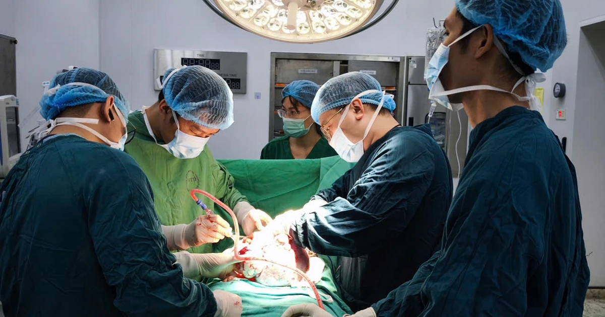 Đi chữa chảy dịch từ vết mổ cũ, cô gái 20 tuổi bất ngờ phát hiện u khổng lồ