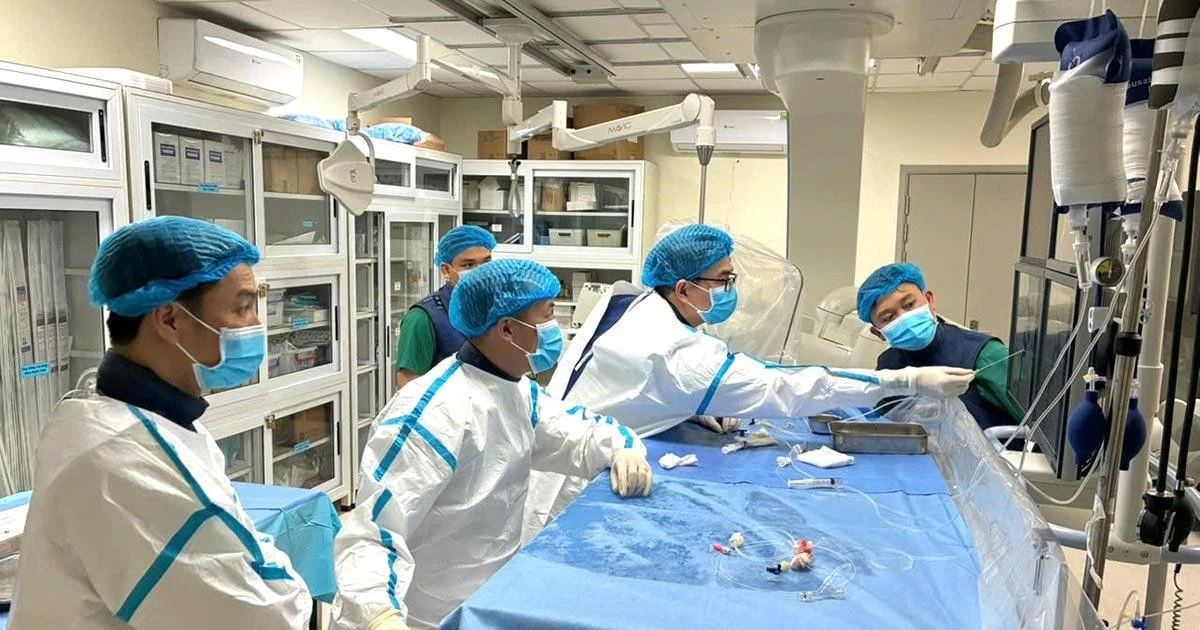 Đặt stent chuyển dòng điều trị 2 túi phình mạch não tại Tuyên Quang