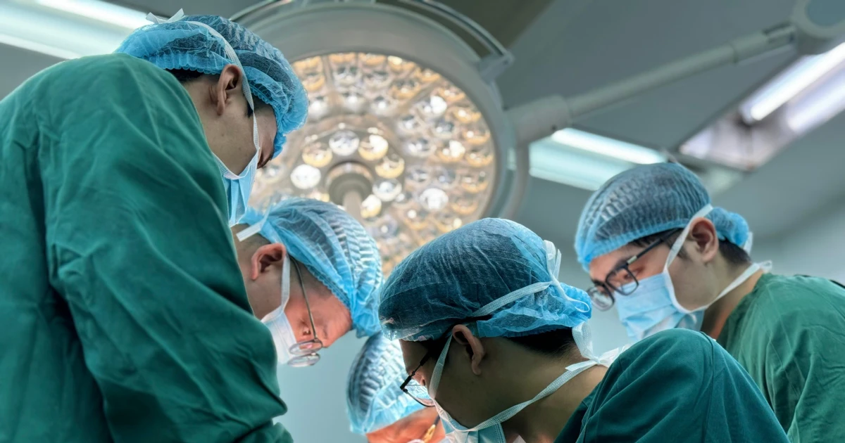 Sơ suất trước chiếc máy dập tôn, người bệnh đứt gần rời 4 ngón tay