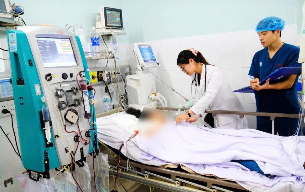 Sốt cao, đau hông lưng người phụ nữ ngừng tim do sốc nhiễm trùng nặng