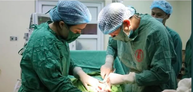 Kỳ tích bé trai chào đời từ ca mang song thai, 1 thai chửa ngoài tử cung