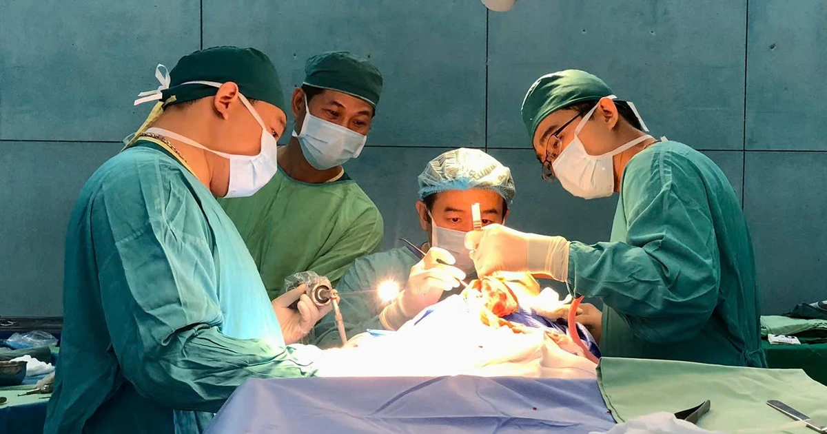 Cắt khớp sọ chữa đầu bẹp, đầu méo cho trẻ