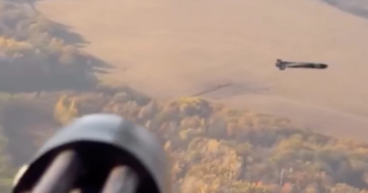 Trực thăng Ukraine bắn hạ UAV Nga bằng súng máy Mỹ