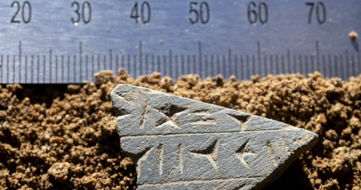 Hang động Moravia hé lộ bí mật cổ đại với vật thể khắc và chữ viết cổ