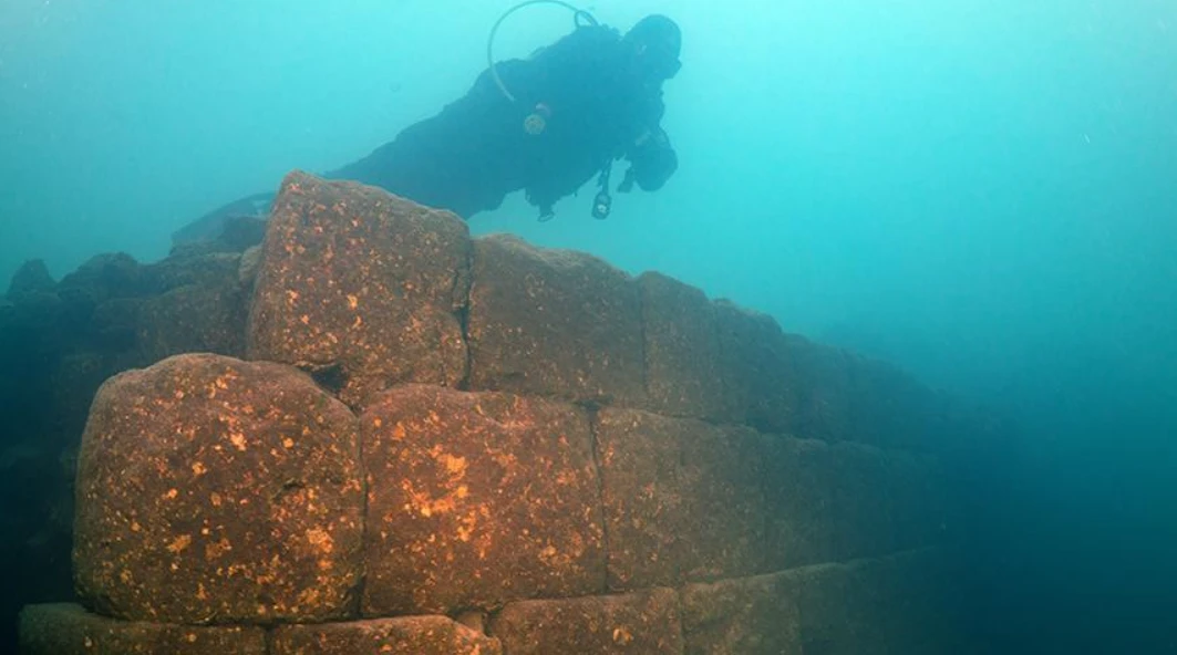 Bí ẩn lâu đài chìm Urartu dưới Hồ Van được hé lộ