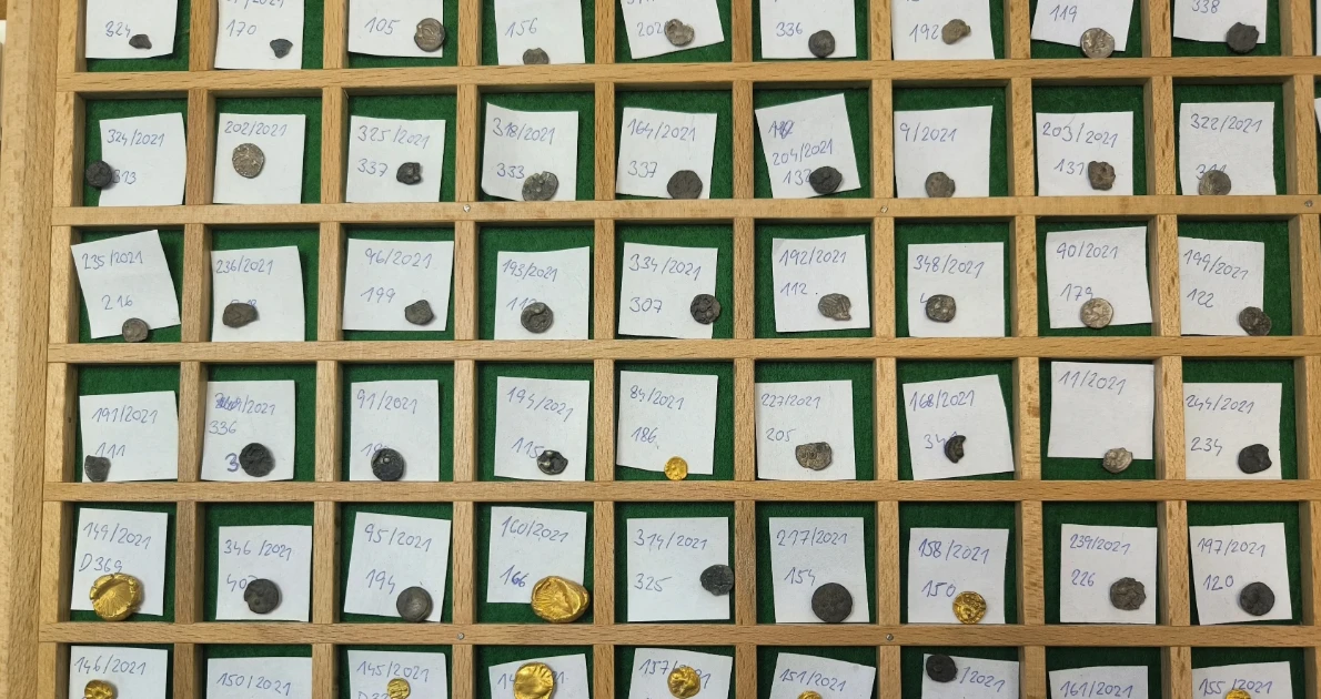 Phát lộ 500 đồng tiền vàng người Celt nằm sâu dưới lòng đất