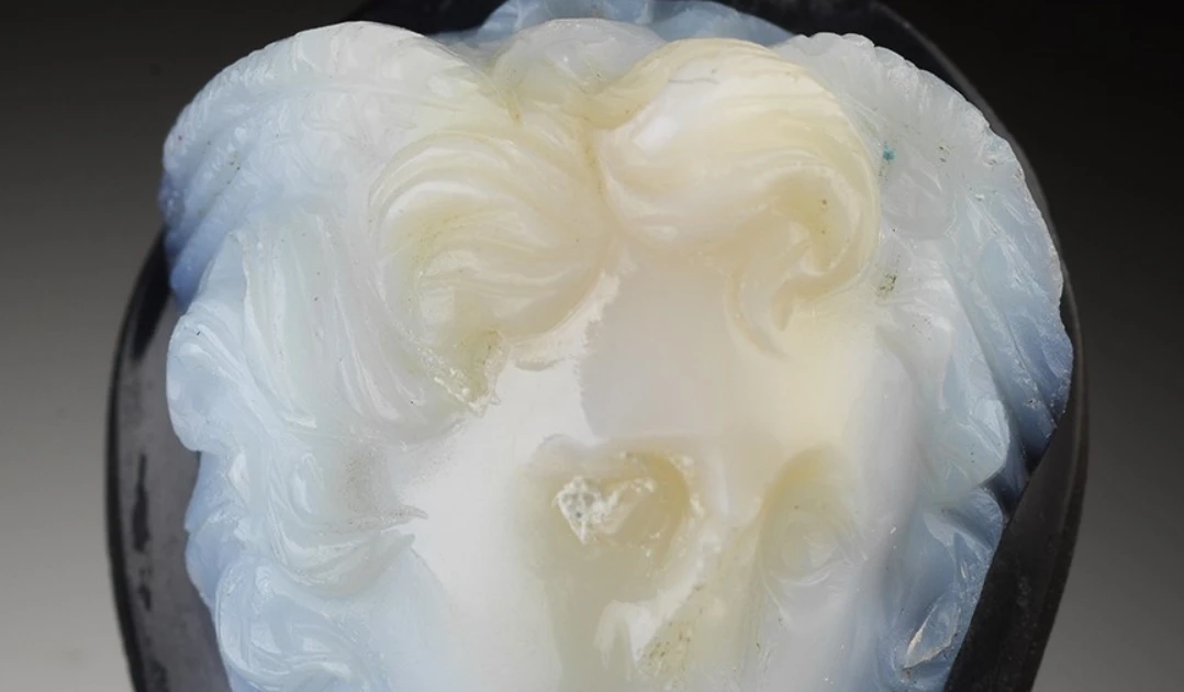 Phát hiện đá mã não khắc hình Nữ thần Rắn Medusa