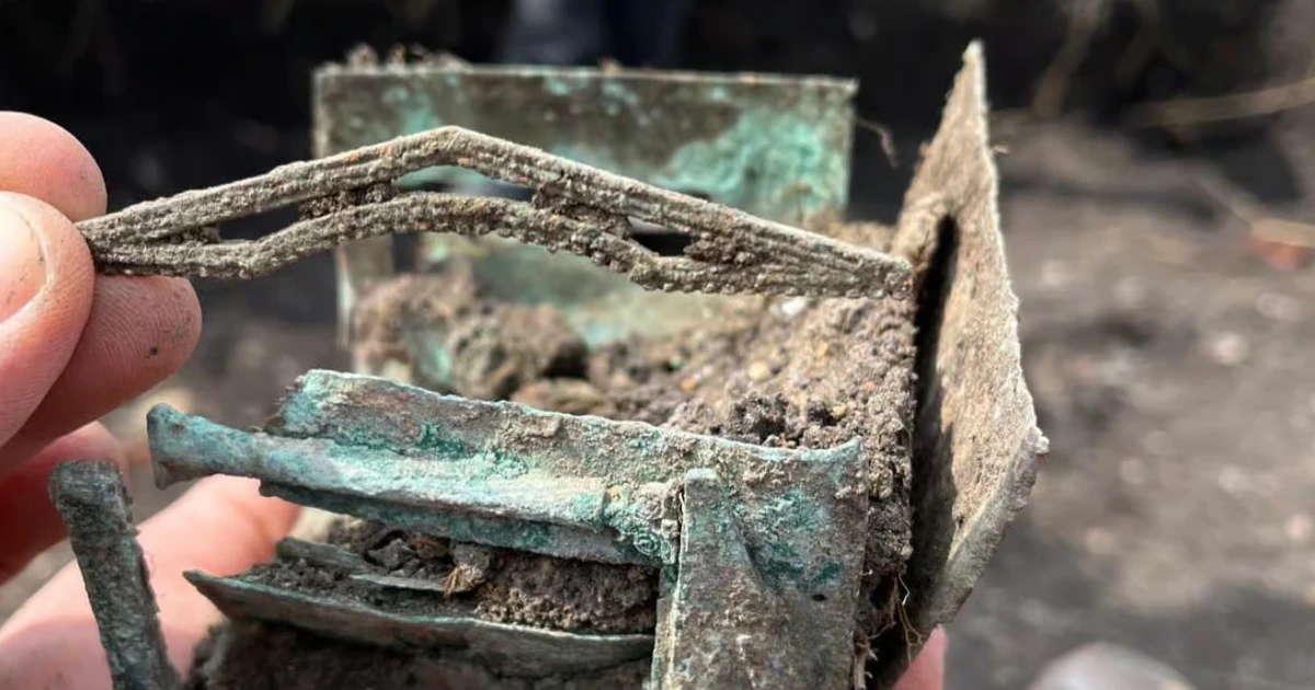 Phát hiện hộp đồng bí ẩn chứa mô hình đền La Mã cổ đại kỳ lạ