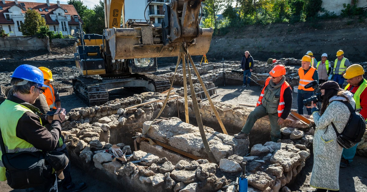 Khám phá quan tài La Mã 2.000 năm tuổi với đồ tùy táng cực hiếm