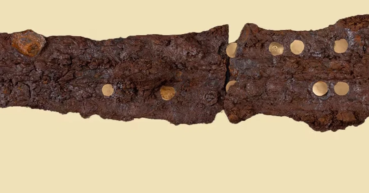 Phát hiện hai ngọn giáo cổ đại có trang trí vàng ở Đan Mạch