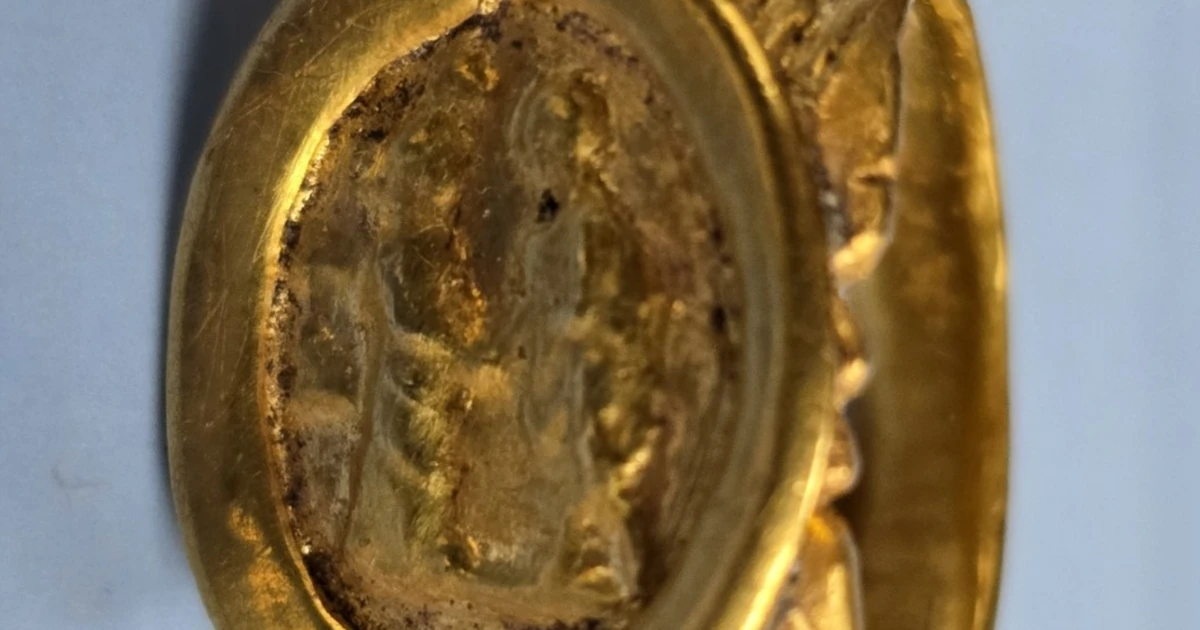 Bulgaria phát hiện chiếc nhẫn cổ 2.000 năm tuổi tượng trưng cho tình yêu