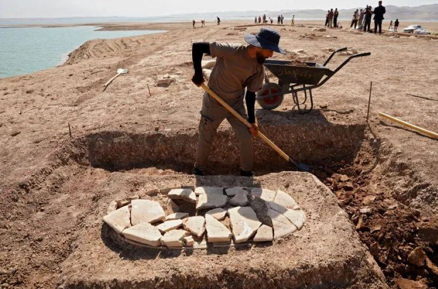 Hạn hán làm lộ hàng chục mộ cổ 2.300 năm tại đập Mosul